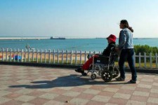 河池八旬老人推轮椅带老伴游中国(为了方便推轮椅带老伴出门)