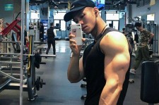 河池肌肉男模(肌肉男模拟器)